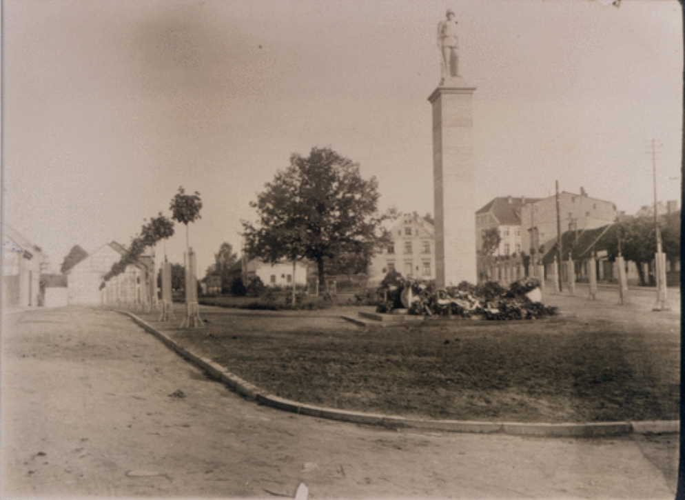 00 82 POMNIK PASLEK JAGIELLY Zabytkowy Pasłęk