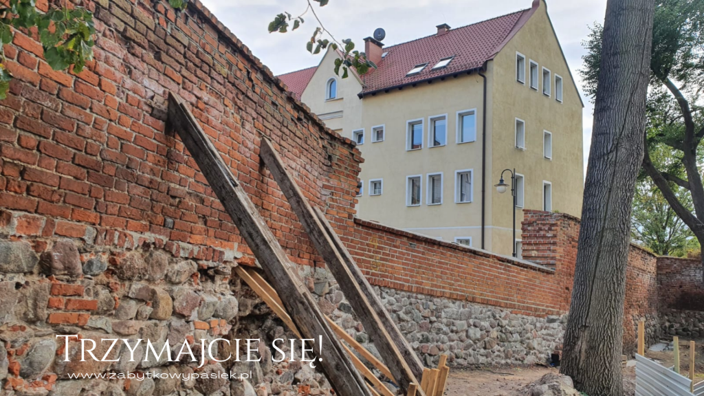 20201009 211821 0000 Zabytkowy Pasłęk mury obronne